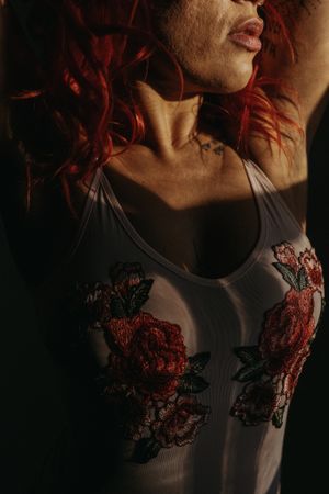 Taiteellinen boudoir-potrettikuva naisesta luonnonvalossa, intiimi ja tunnelmallinen kuvaus