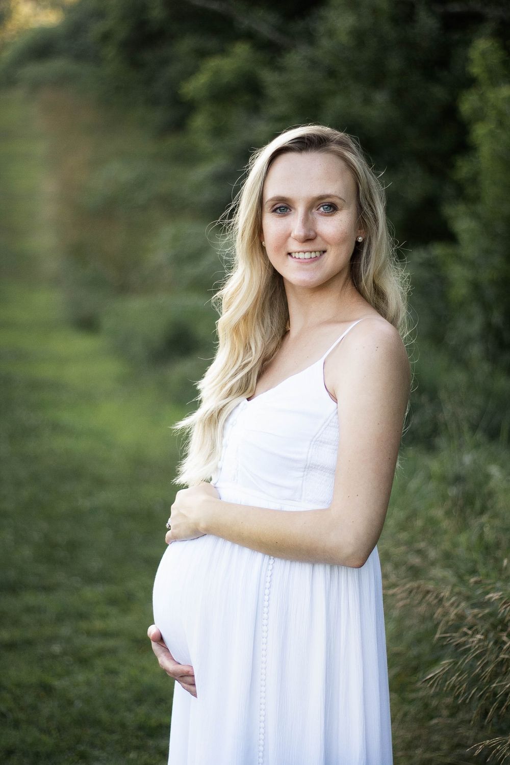 Beautiful pregnant mama portrait in a field