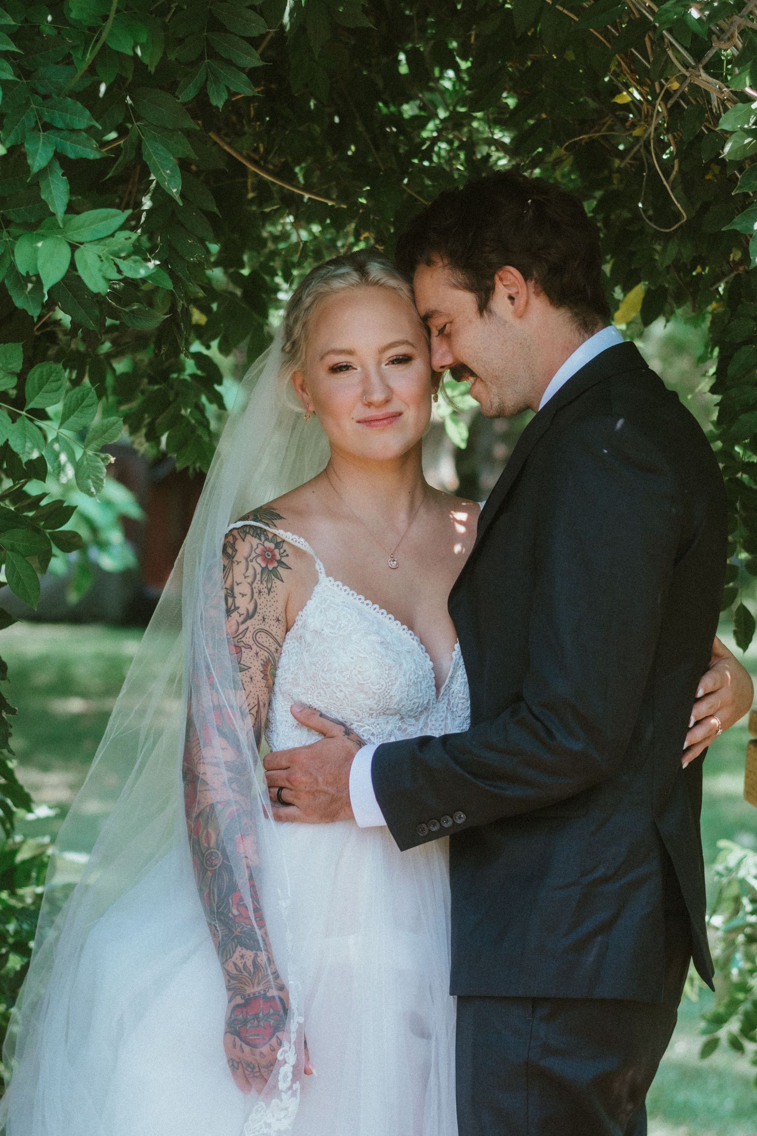 serious wedding poses inspo