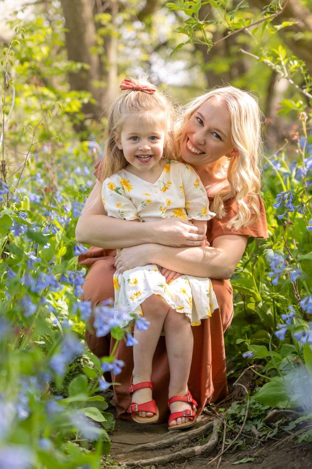 Mom and daughter at Scioto Grove Metro Park in Grove City during family photography session
