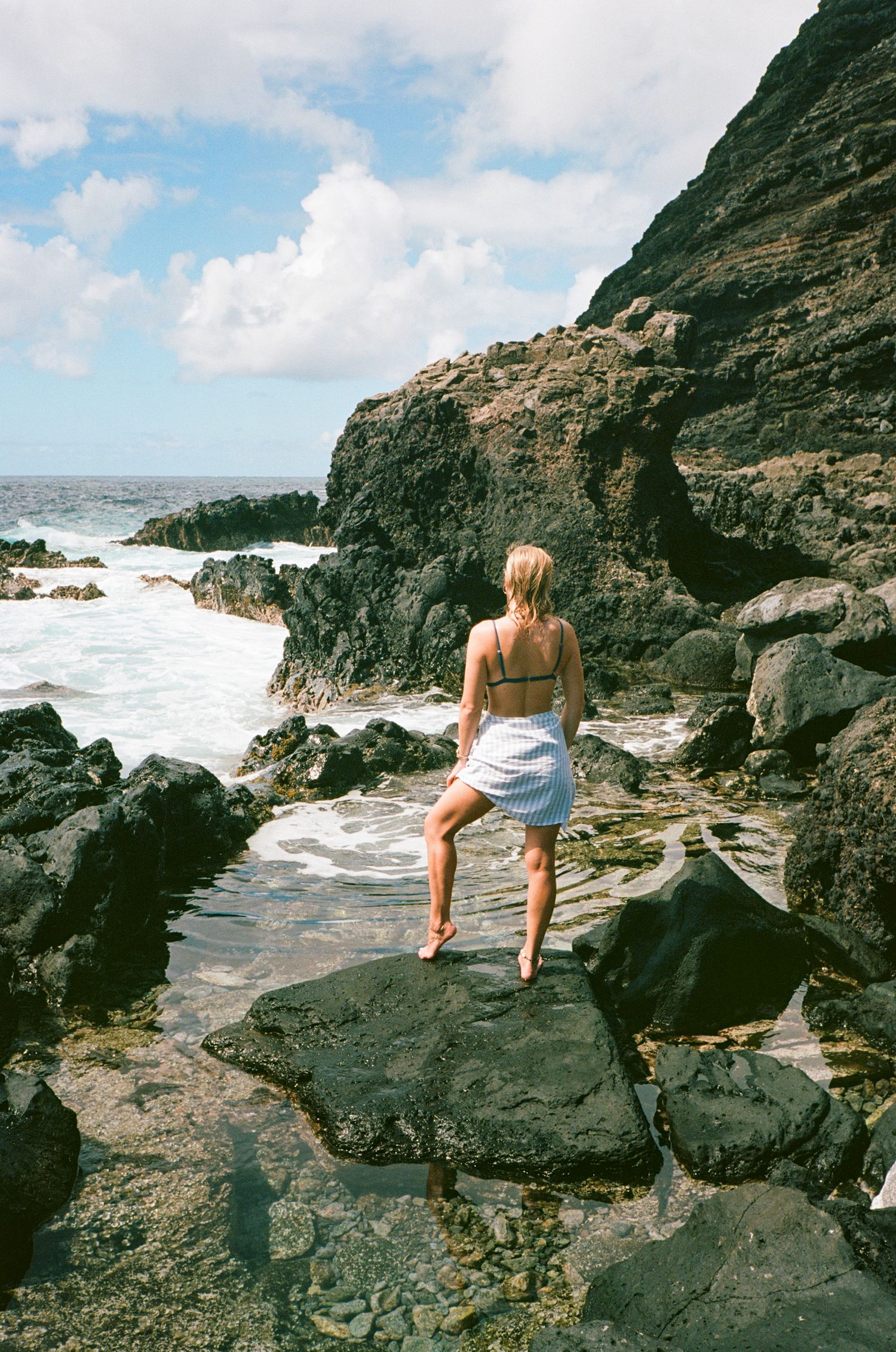 <img src="film_photographer_hawaii.jpg" alt="Crafting timeless moments: A film photographer in Hawaii.">