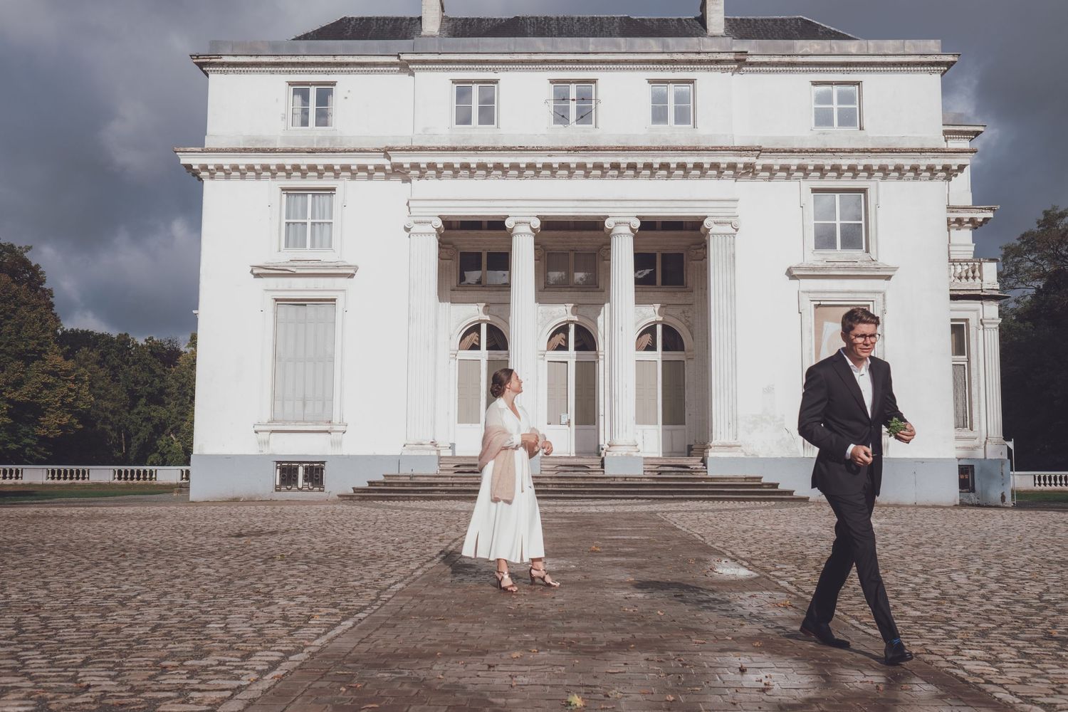 Huwelijksfoto van het bruidspaar in een prachtig kasteel