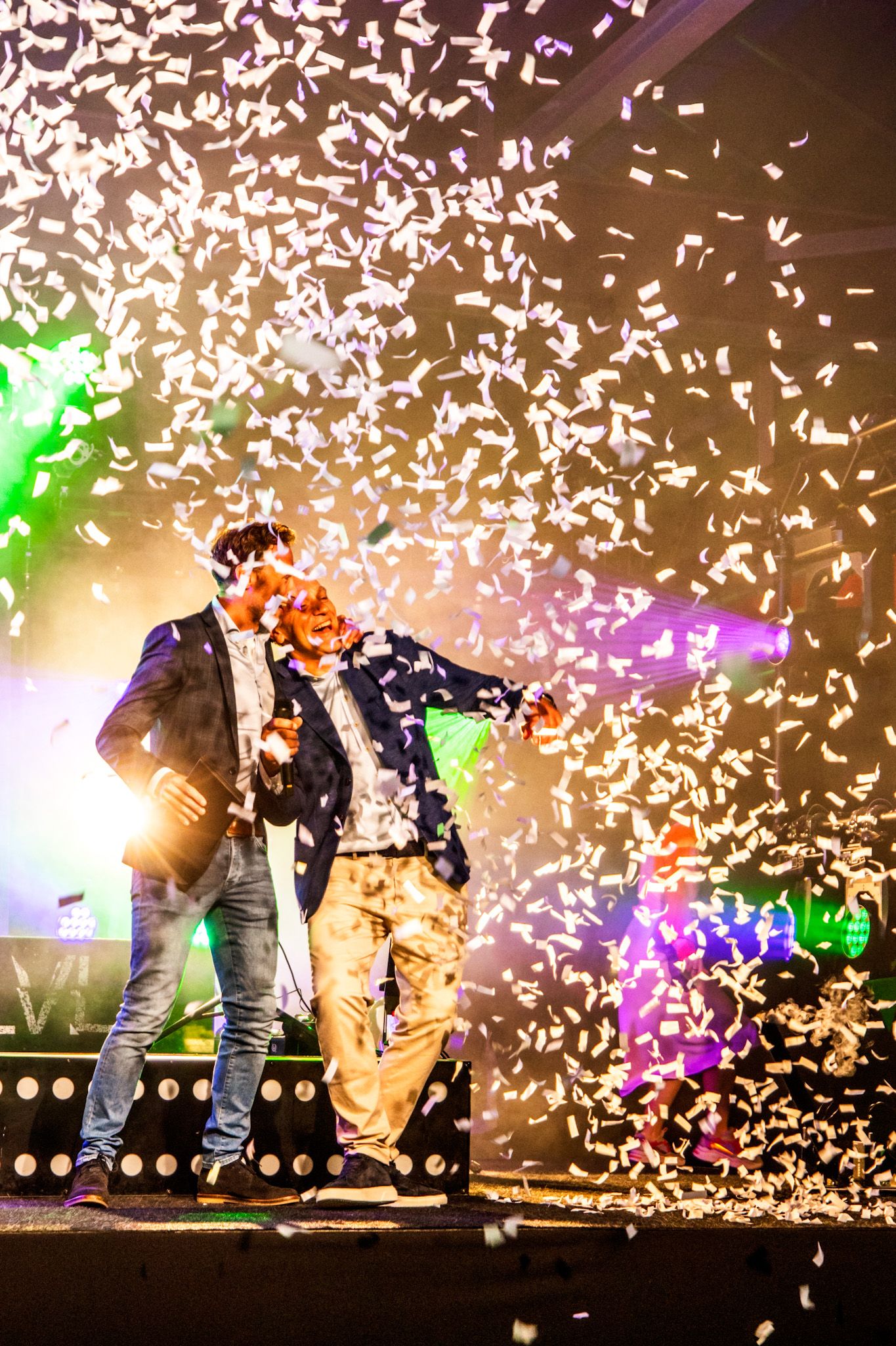 Artiest onder confetti regen tijdens spetterend live optreden op het podium.