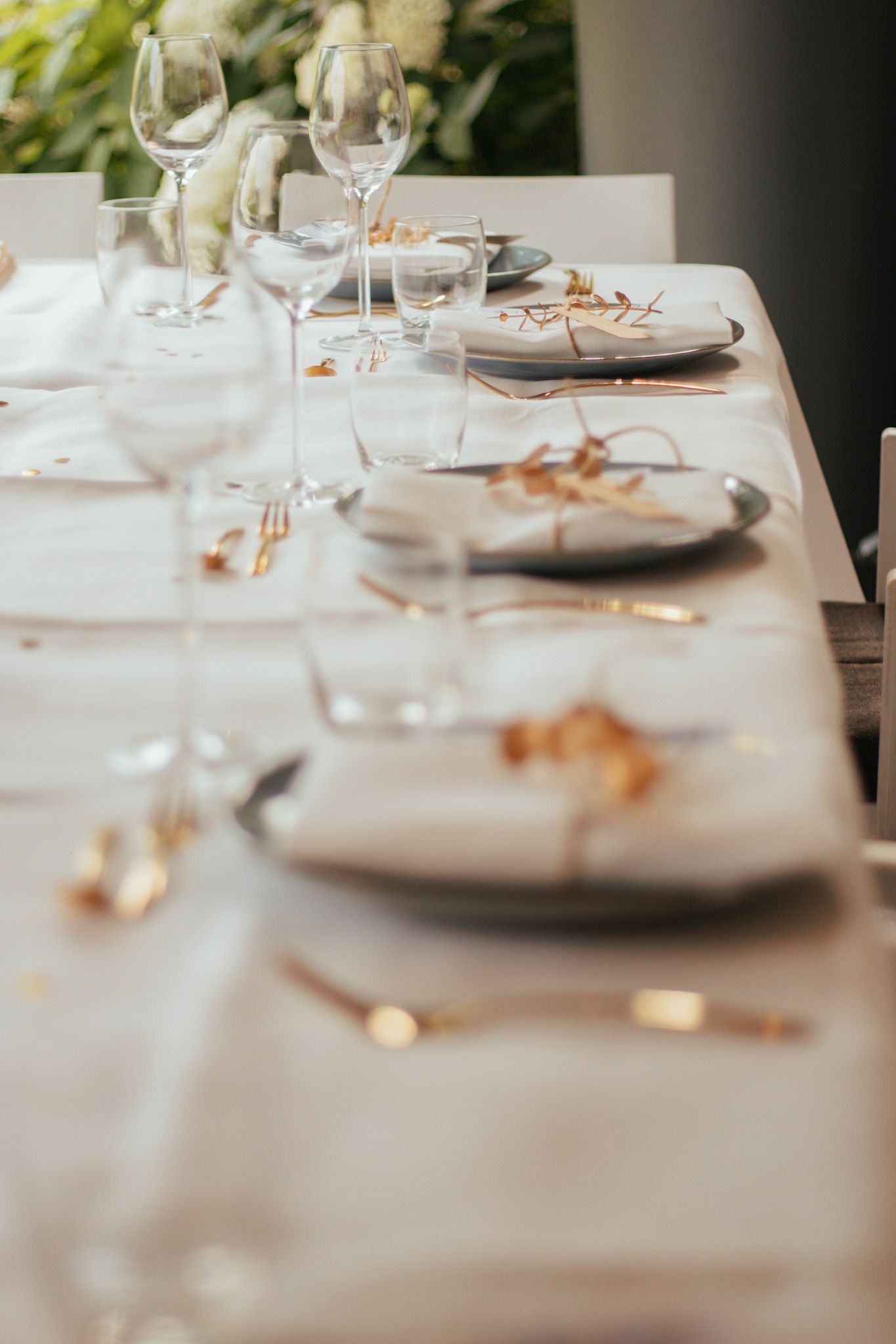 Elegant gedekte tafel met witte bloemen en verfijnde details voor een diner.