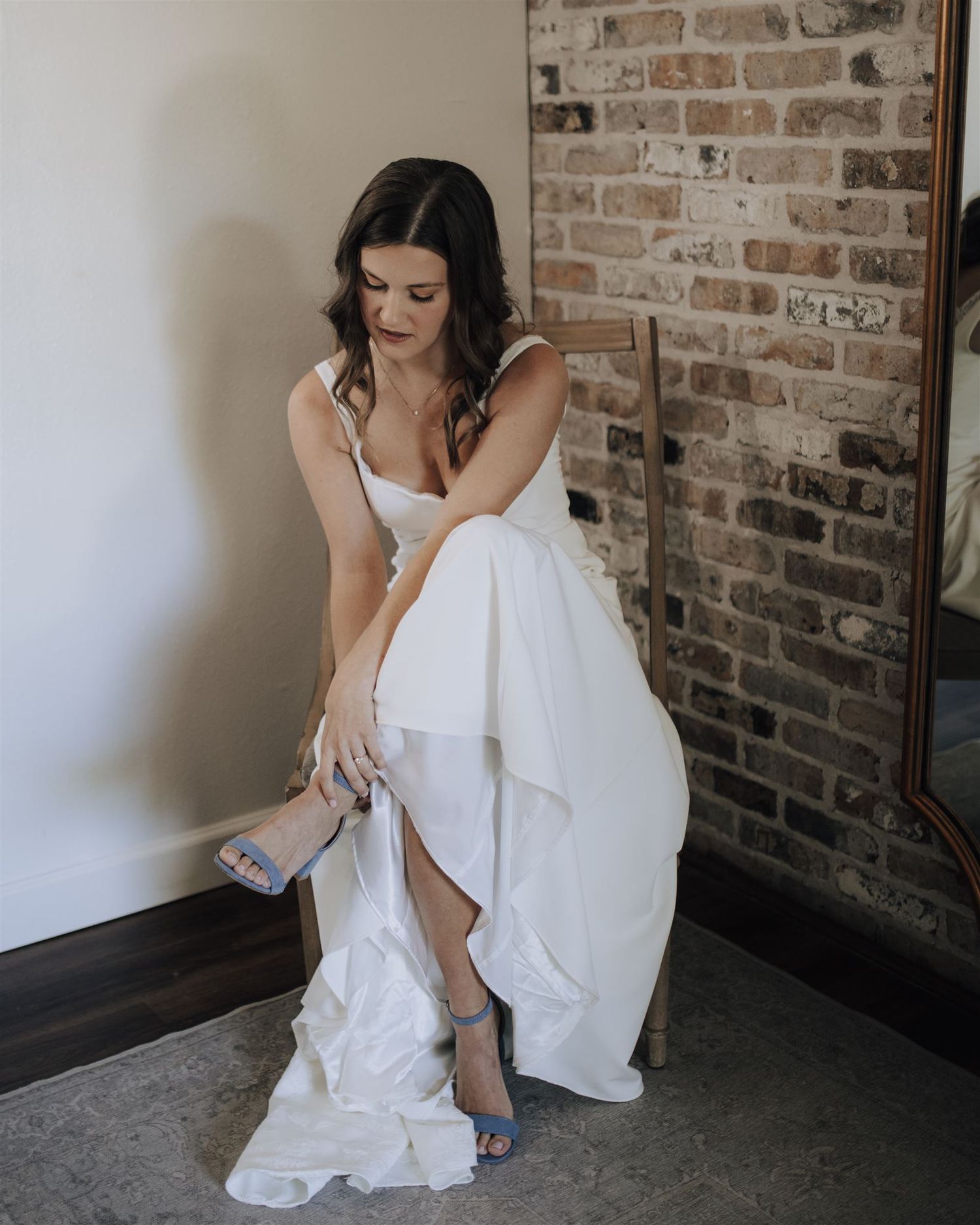 bride and bridesmaids getting ready in suite of Carriage House wedding venue in Conroe, Tx