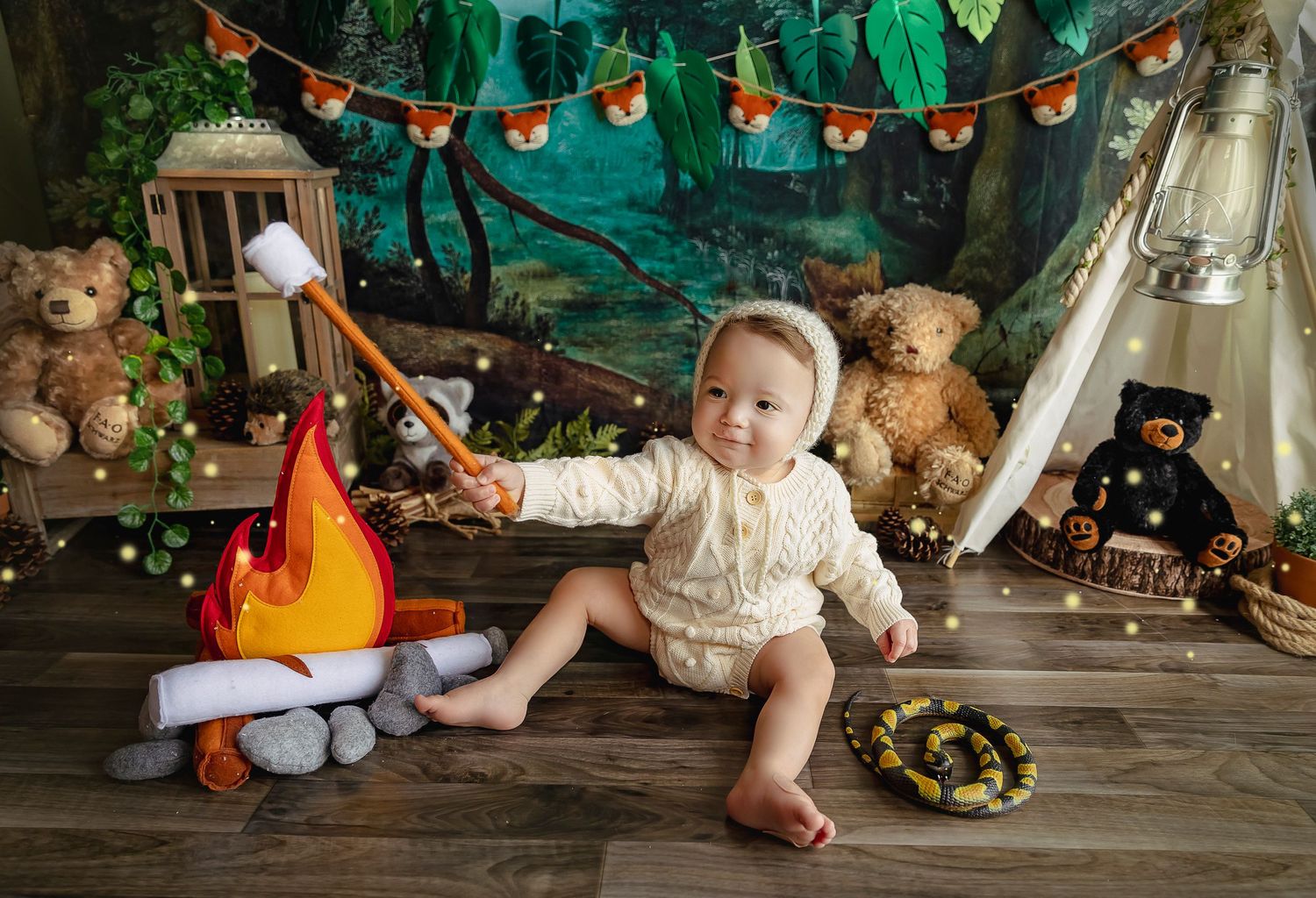 bebe haciendo marshmellows en el fuego en una sesion de camping cake smash