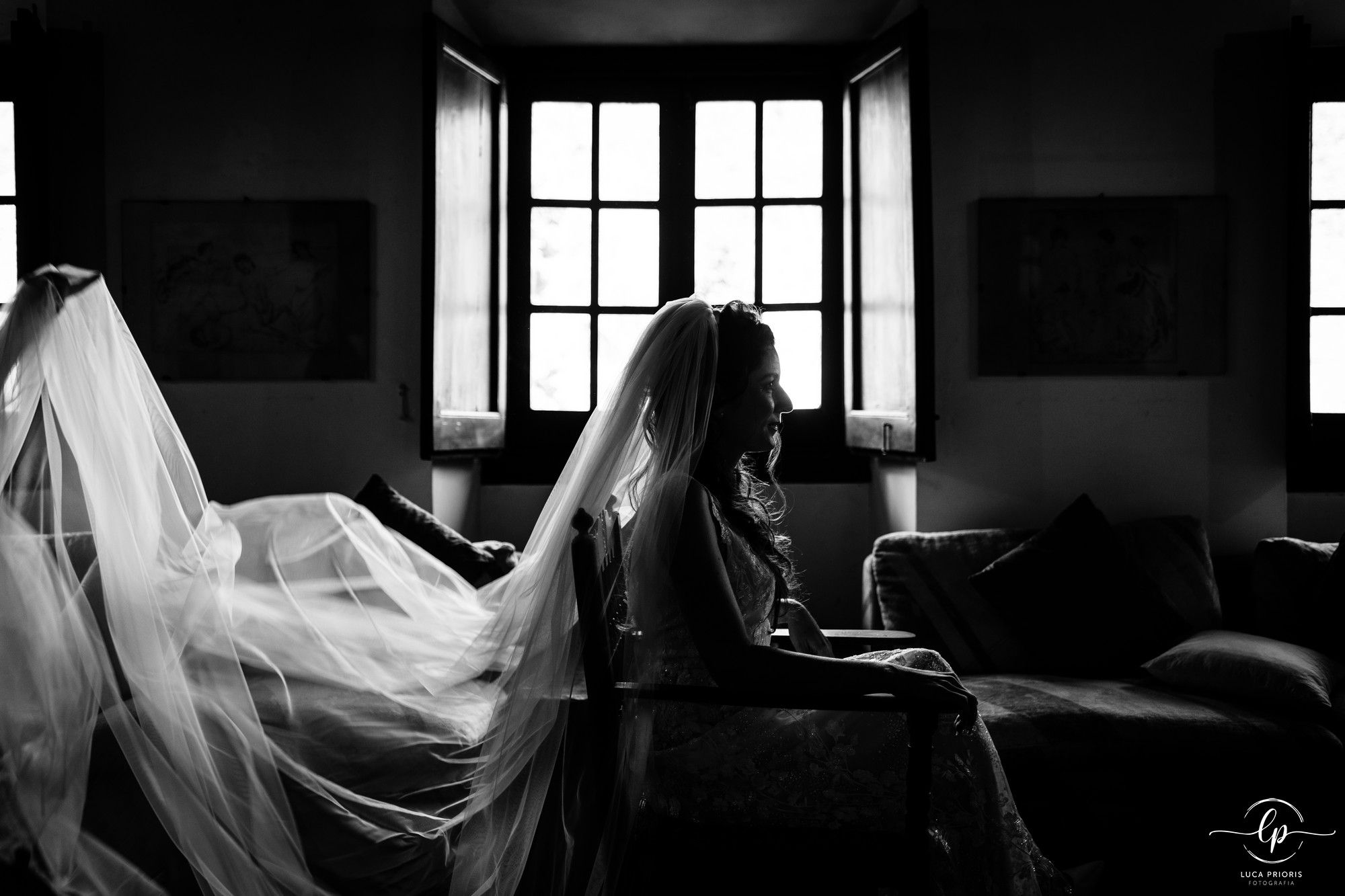la sposa indossa il velo