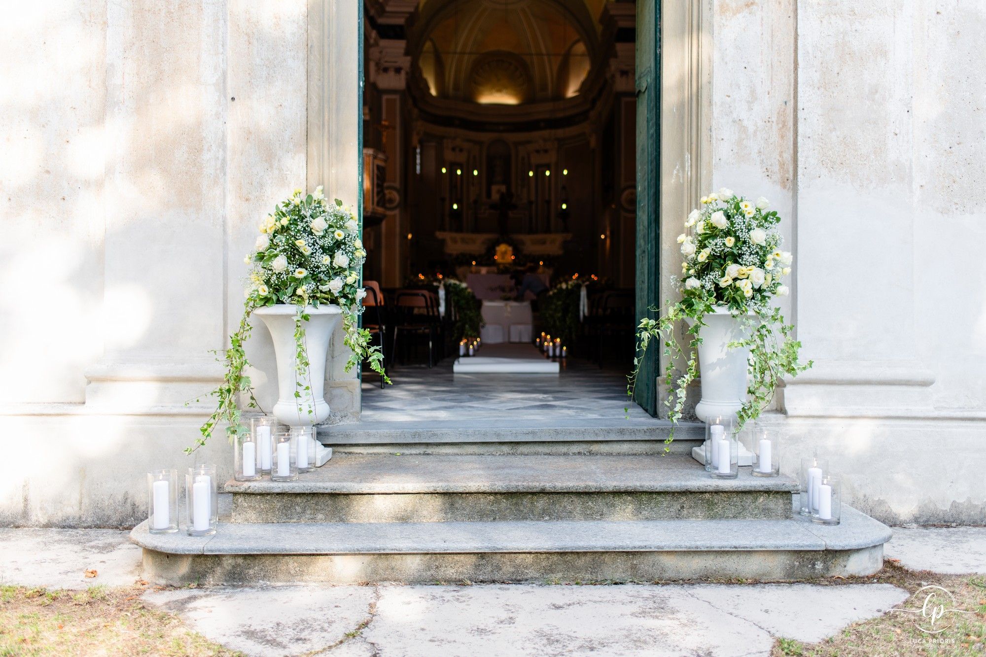 fiori davanti alla chiesa