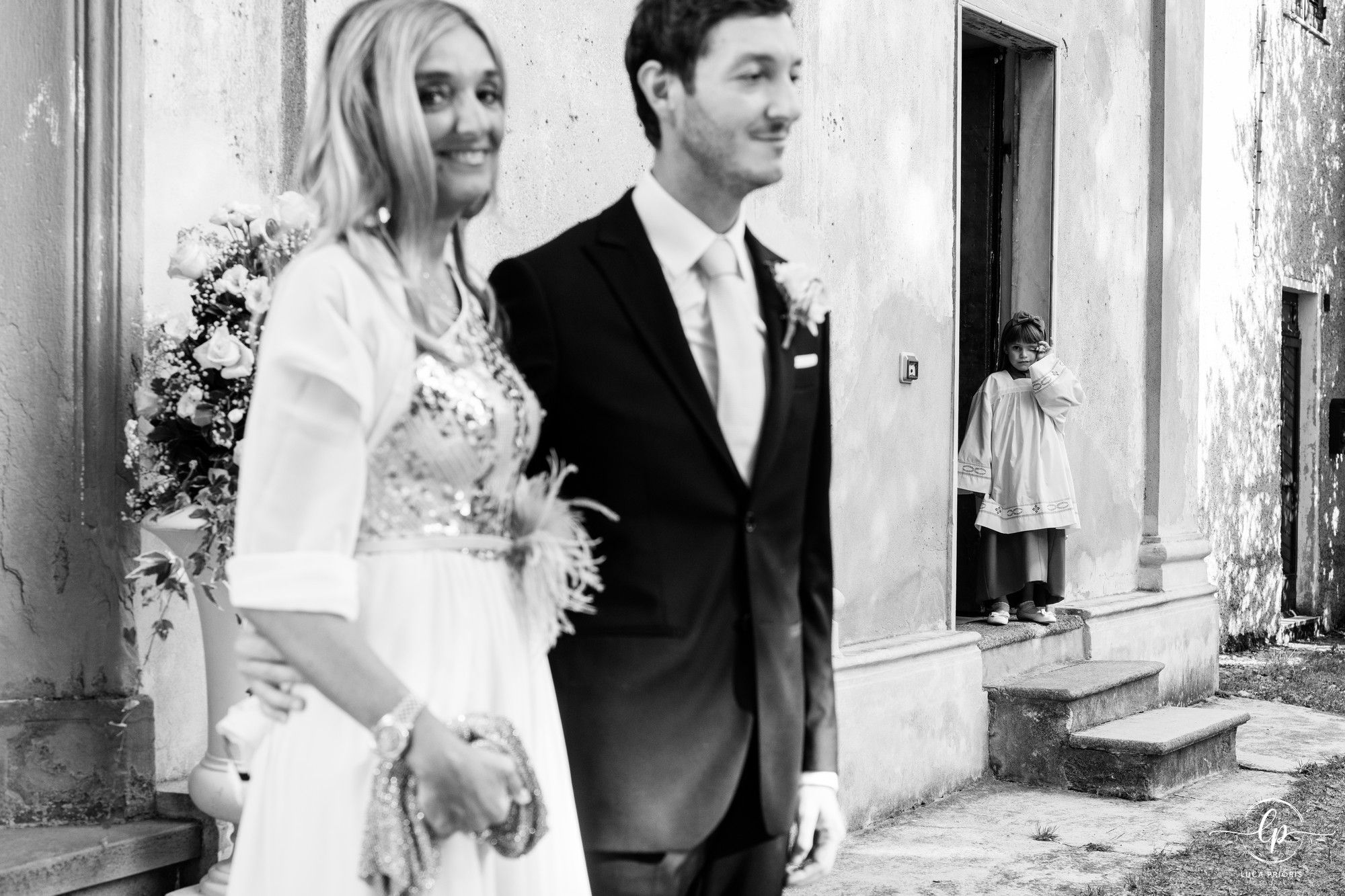 lo sposo attende la sposa davanti alla chiesa