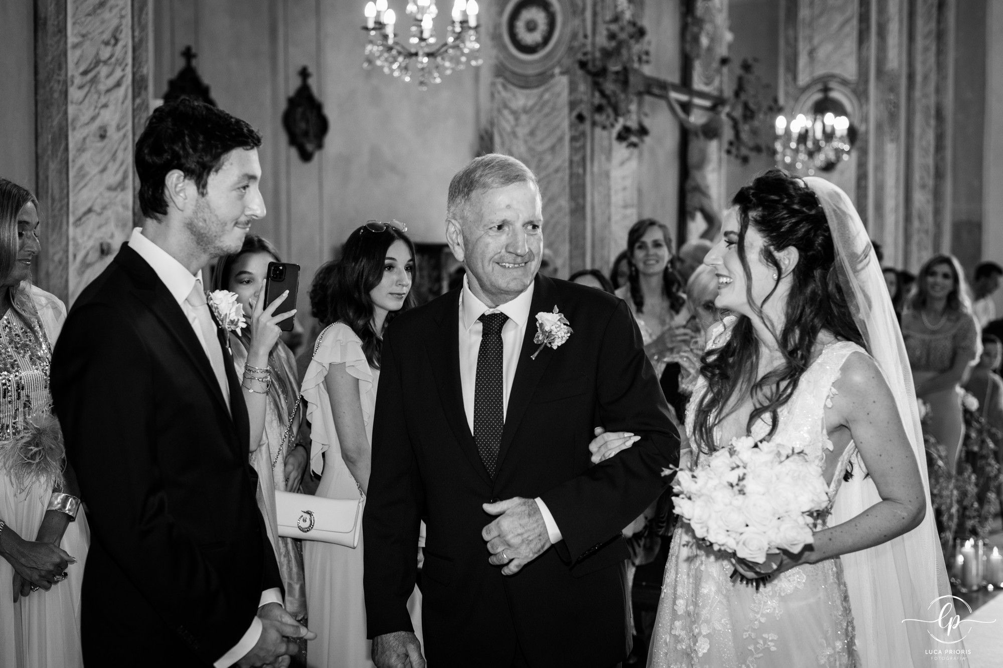 l'arrivo all'altare della sposa col papà