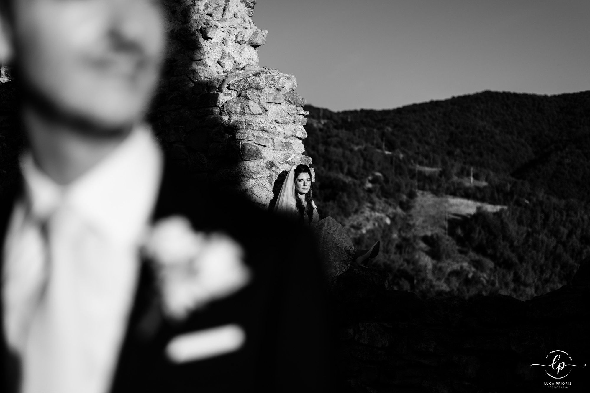 gli sposi davanti al castello