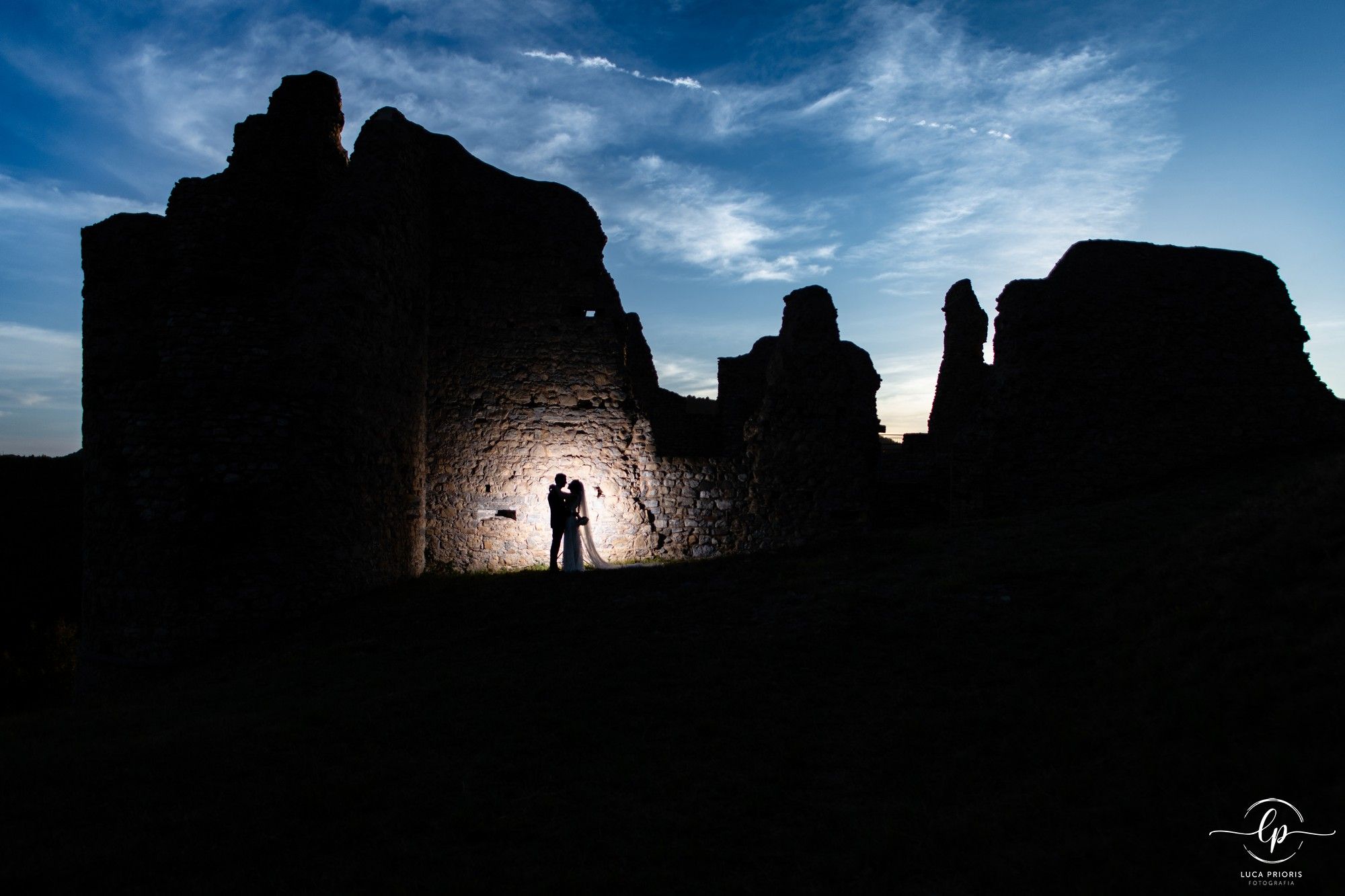 sposi al castello al tramonto