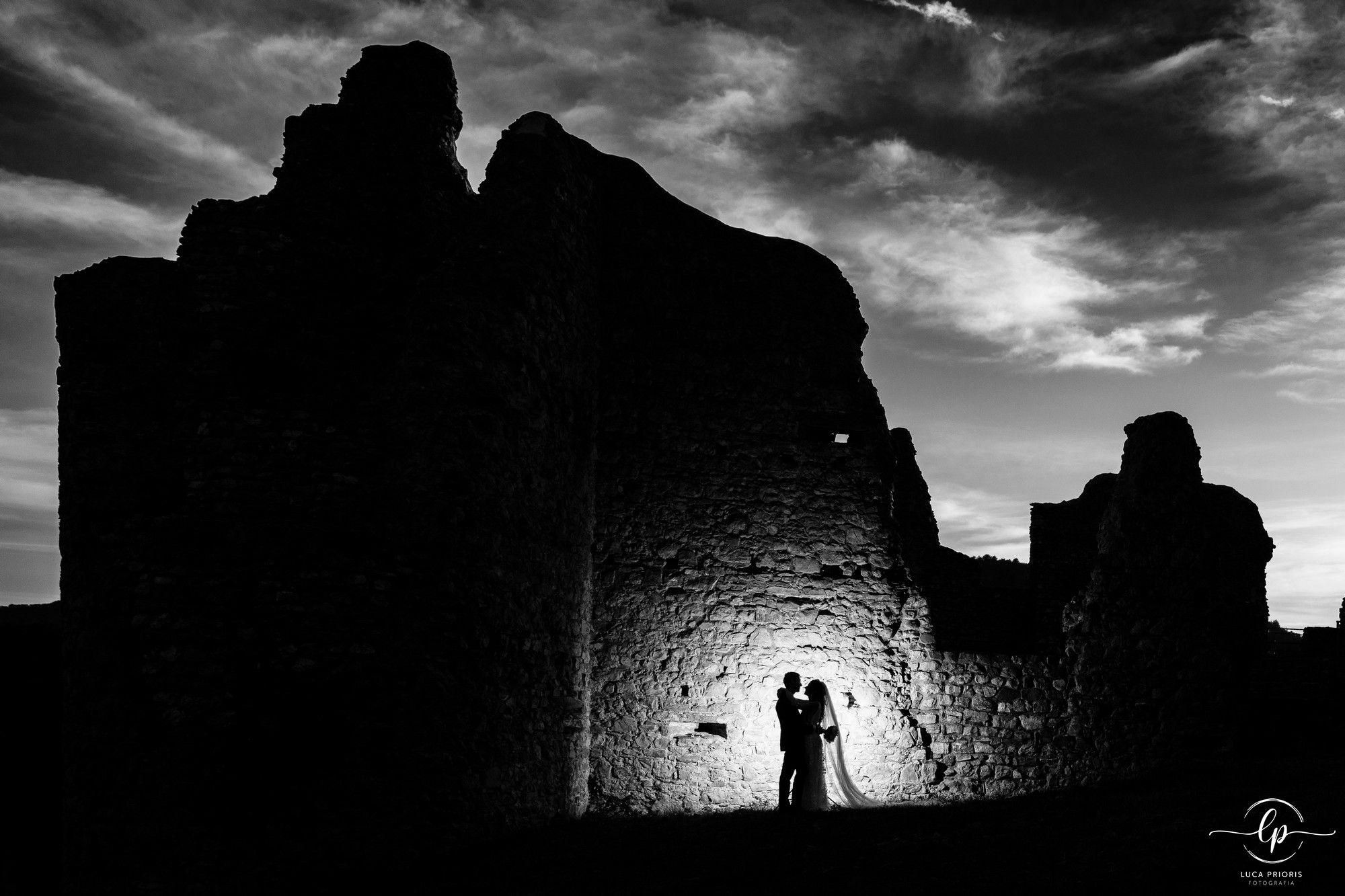 sposi al castello al tramonto
