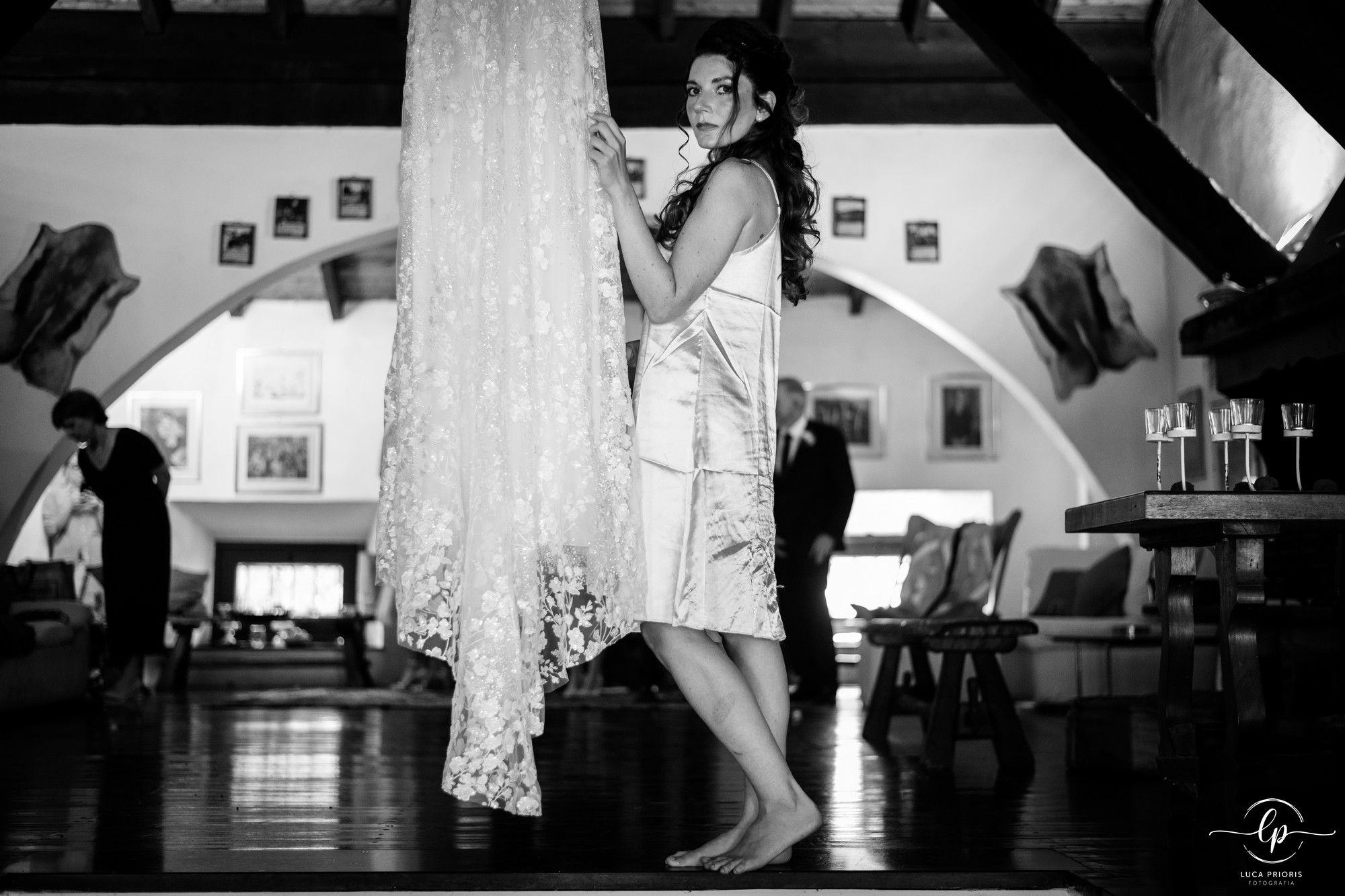 la sposa mentre guarda il suo abito