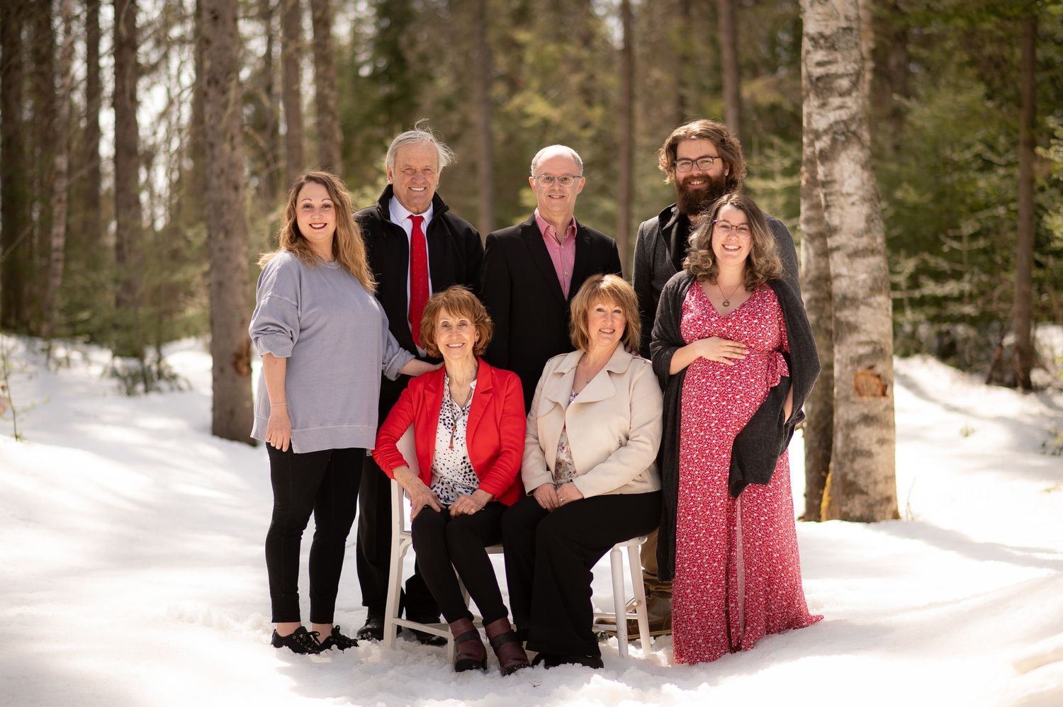 Extended family winter portrait in snow with birch trees background.