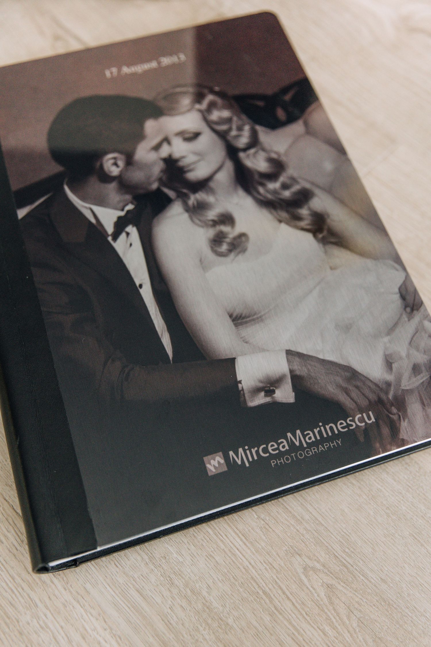 Beautiful wedding album from Graphistudio, with printed metal cover, matte and glossy metalic paper. Best wedding albums