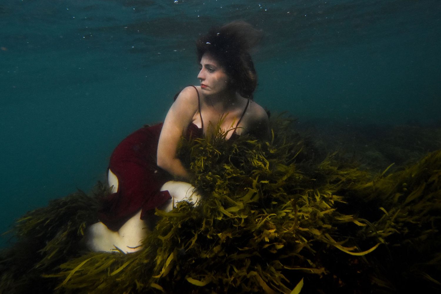 Authentic, storytelling editorial family underwater photography capturing real moments with depth, emotion, and a strong visual narrative
