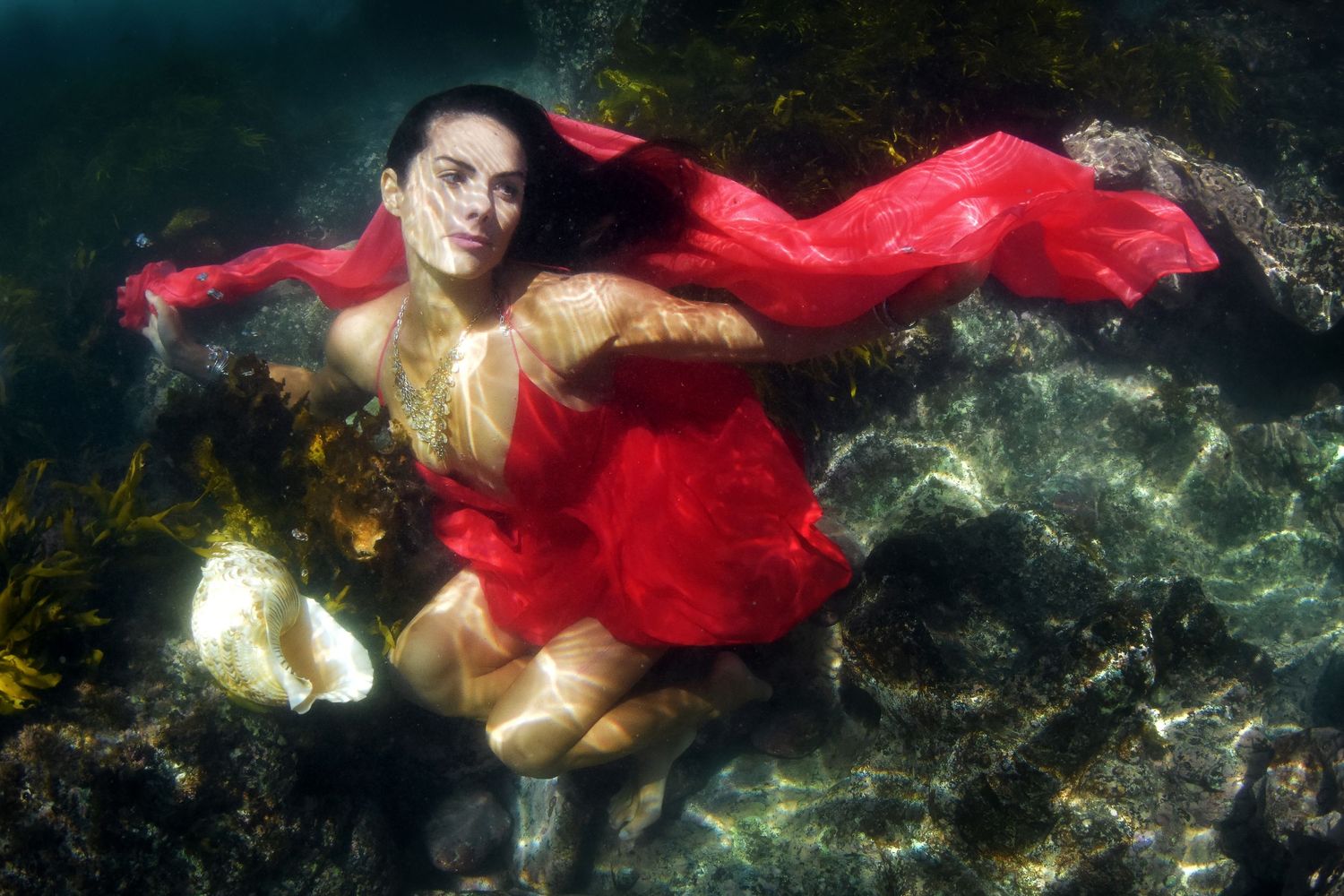 Authentic, storytelling editorial family underwater photography capturing real moments with depth, emotion, and a strong visual narrative
