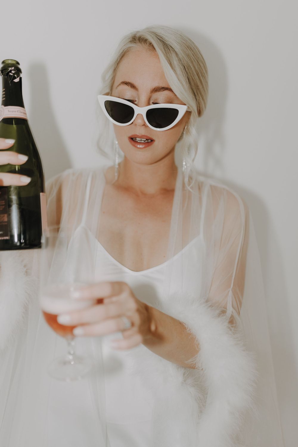 Braut mit Brille und Champagner