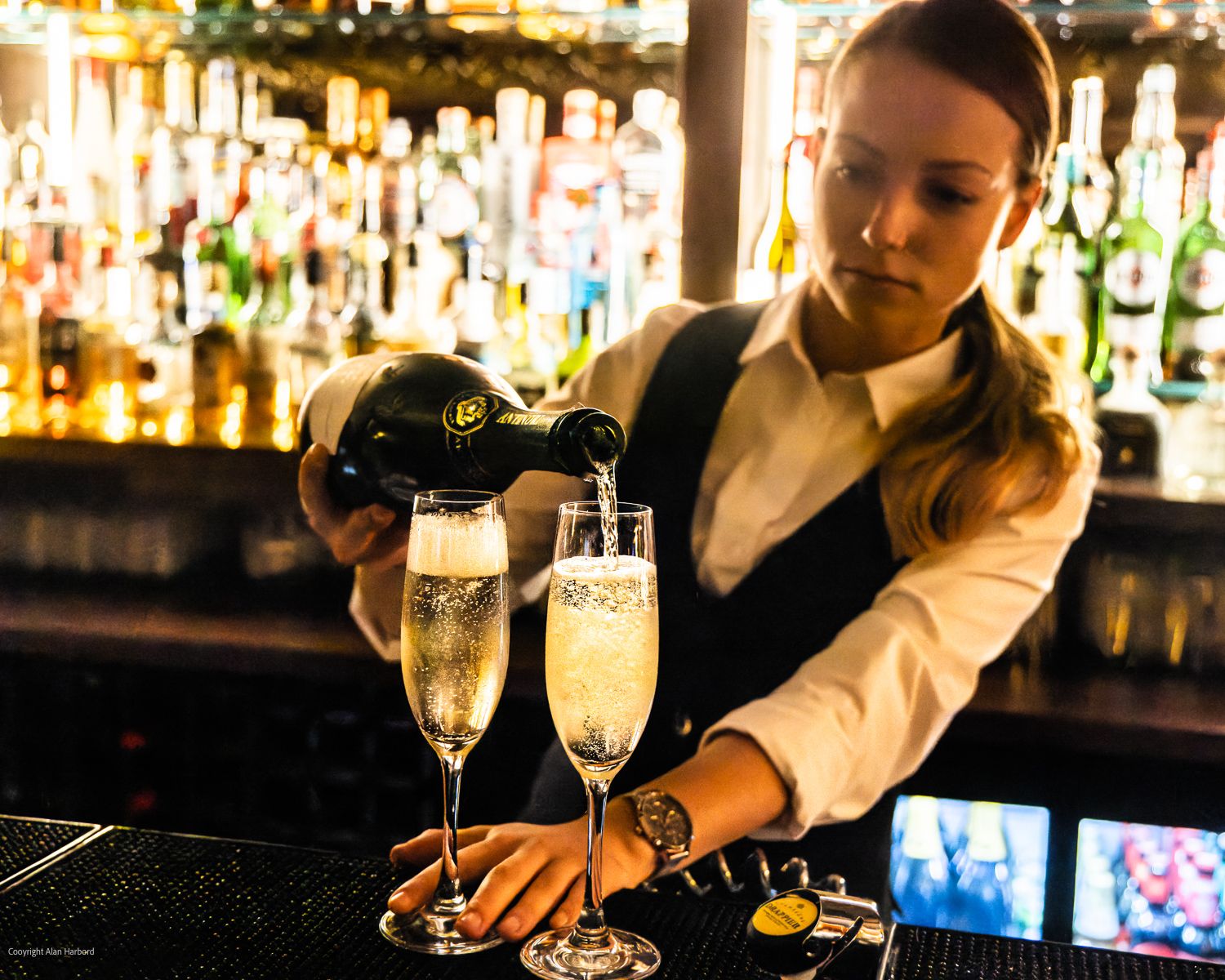 Food photography | Mixologist pours champagne in restaurant bar