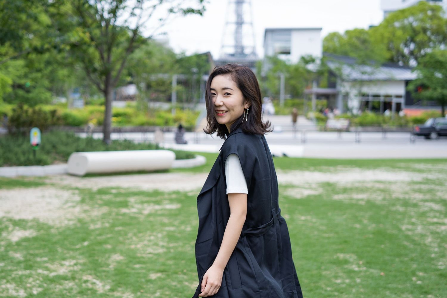 Asian woman in black dress walking through urban green park on a sunny day.
ウェディングプランナー
ハワイウェディング
ハワイ挙式
