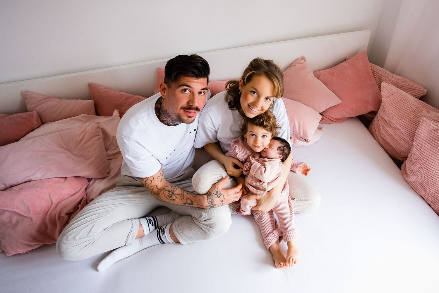 Baby-, Familien- & Babybauchshootings mit Herz. Natürlich, warm, entspannt. Bei euch Zuhause oder Outdoor. Termin einfach online anfragen.