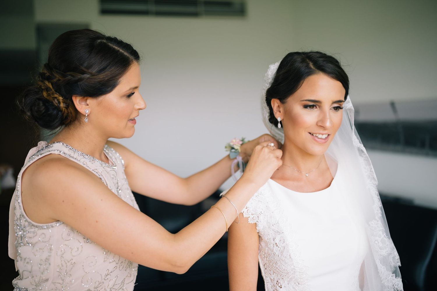 Hochzeitsfotografie - Braut beim Getting Ready Ohrringe und Schleier