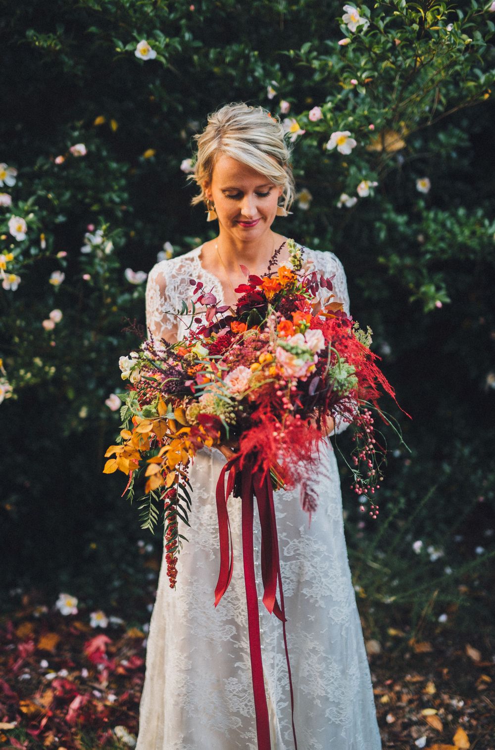 Robe de mariée et bouquet de fleurs automne