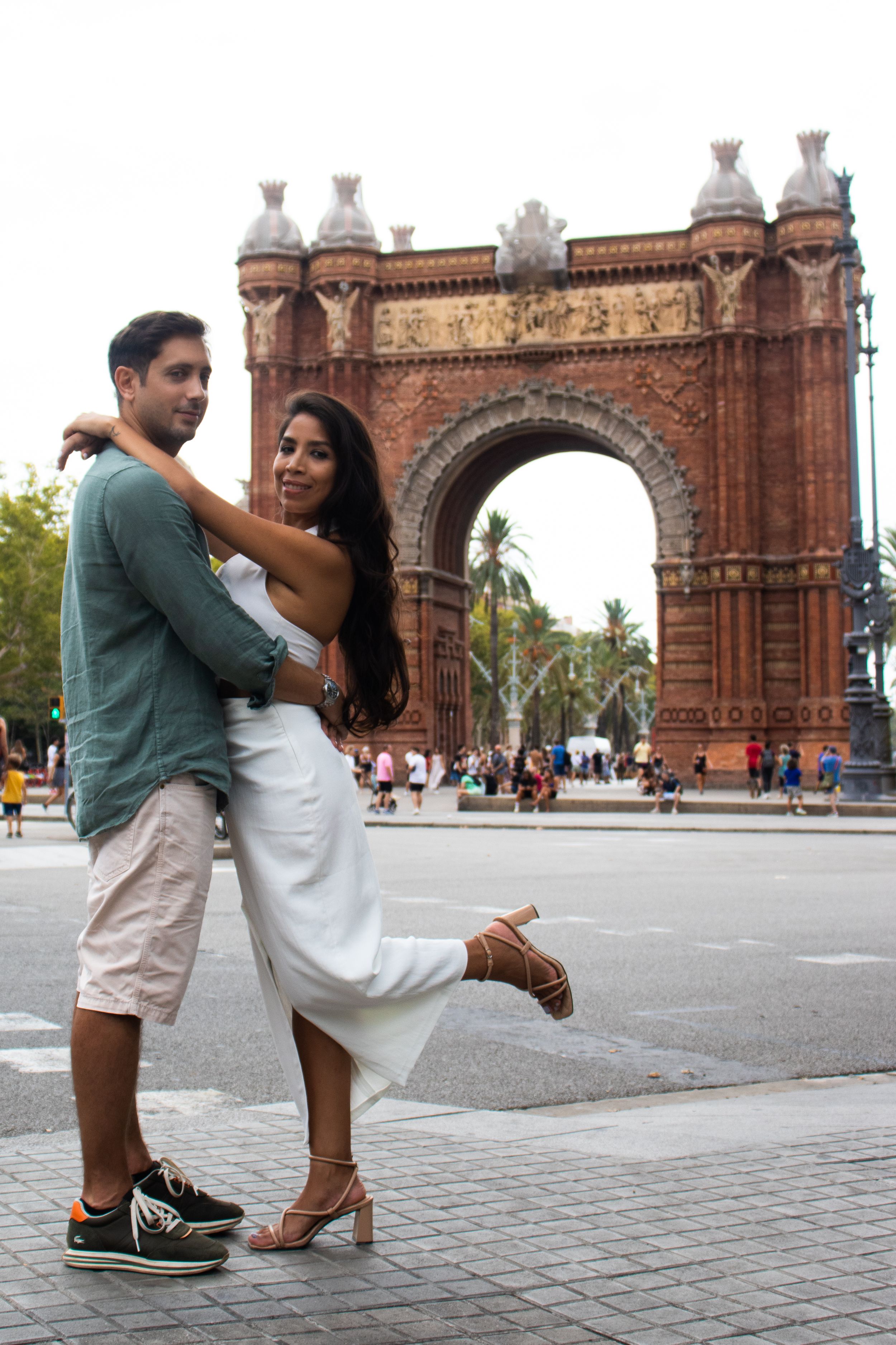 sesion de fotos preboda frente al arco del triunfo barcelona