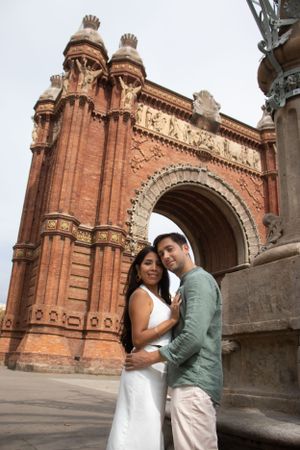 foto de pareja frente al arco del triunfo barcelona