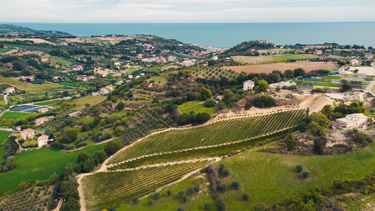 Scatto dal drone, Cupra Marittima e la cantina
