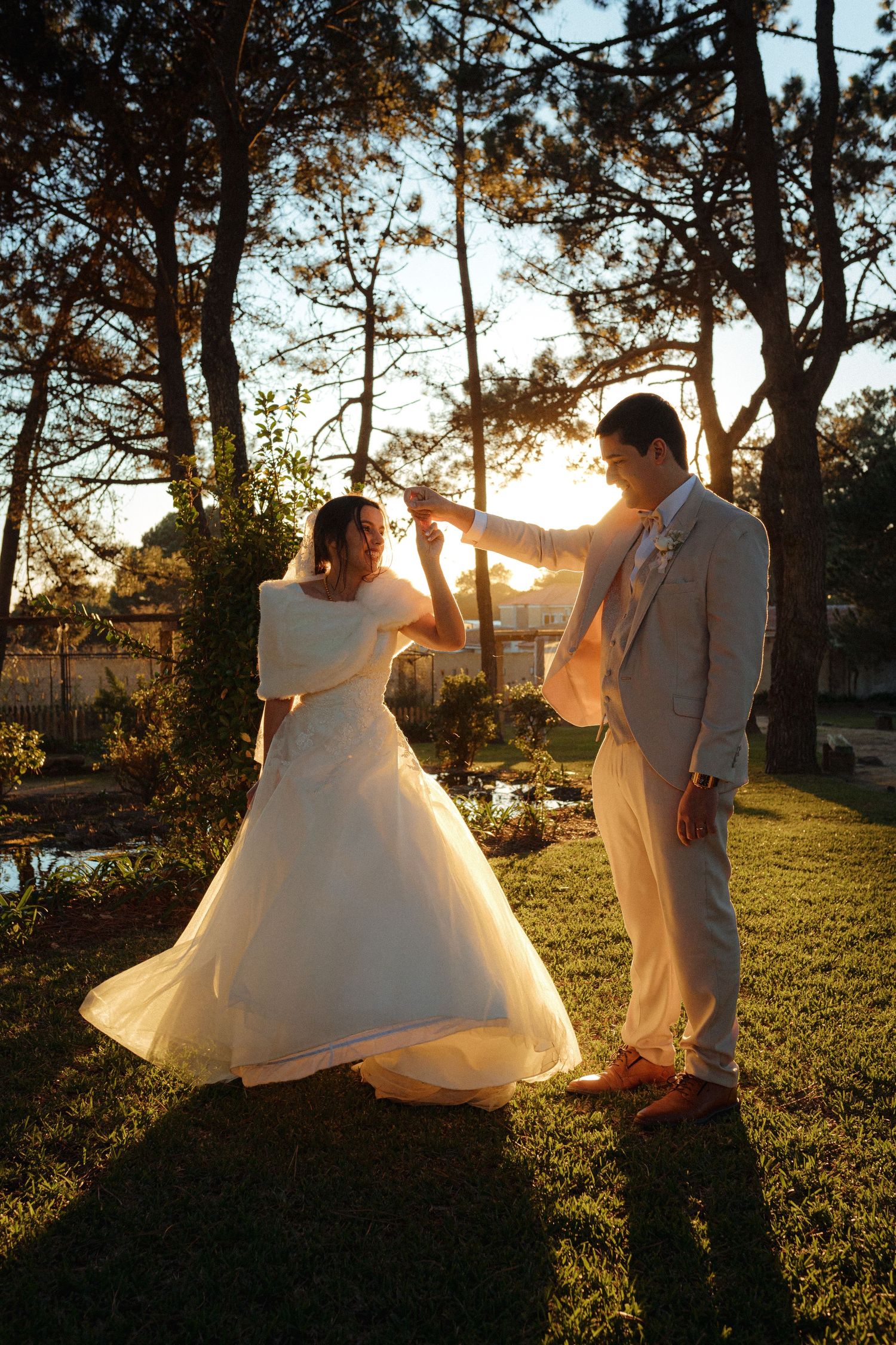 noiva e noivo casamento pôr do sol dançar fantasia conto de fadas