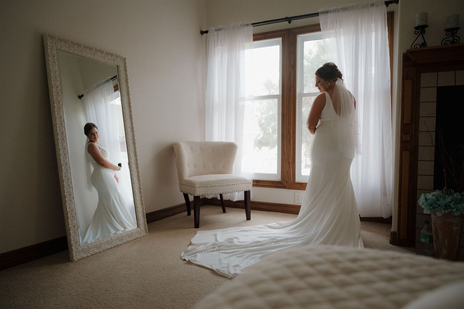 bride getting ready at suite of Fannin Oaks wedding venue in Madisonville, Tx