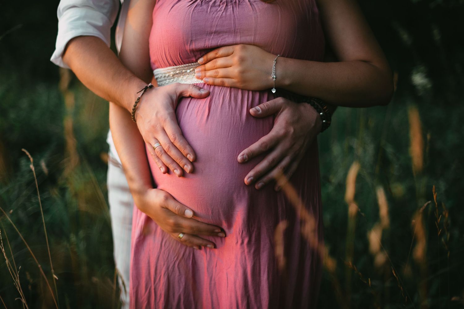 Neugeborenenfotos München Neugeborenenfotografie mit Eltern Augsburg Babyfotograf  Neugeborene Babyfotos Preise