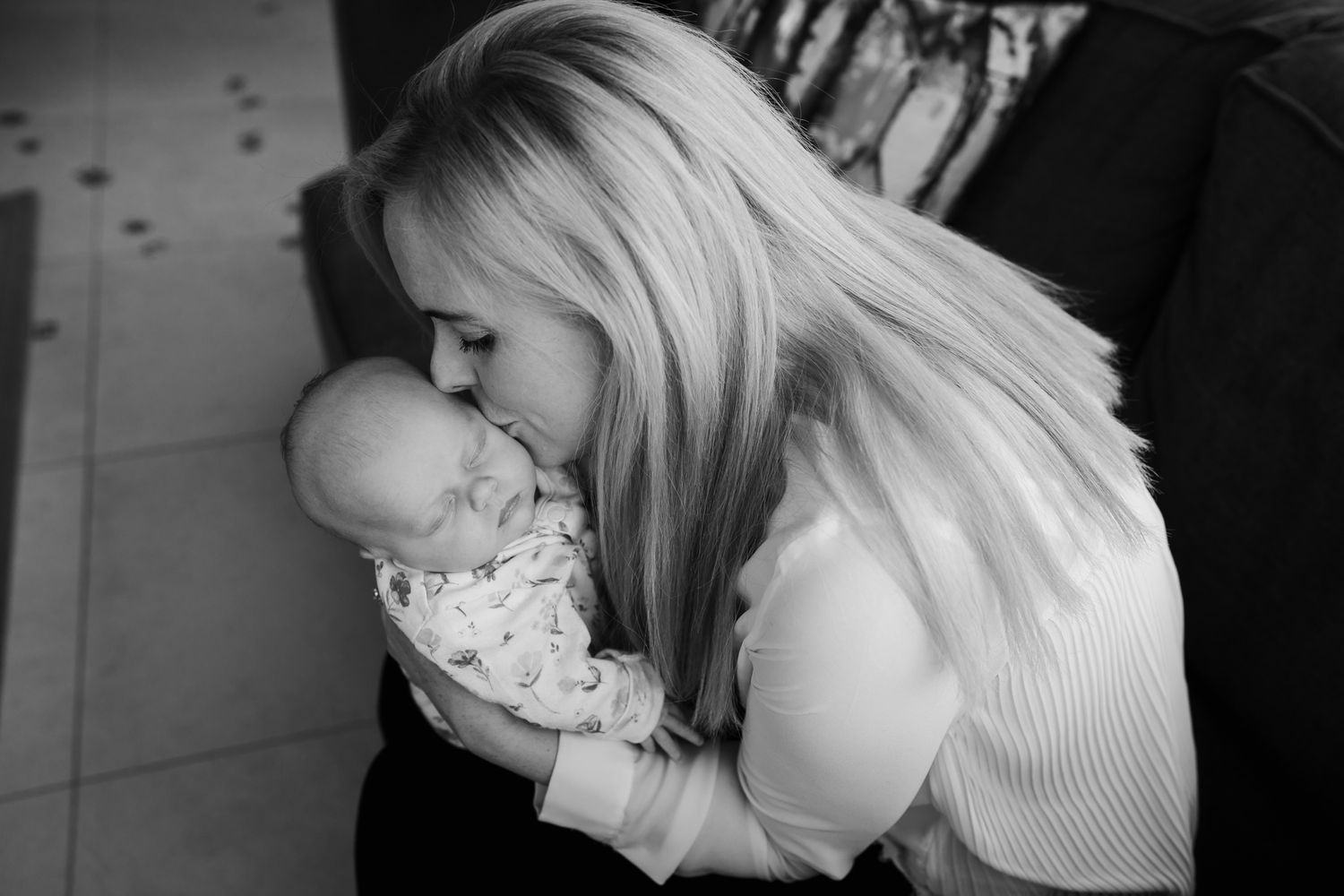 Mammy-kisses-her-newborn
