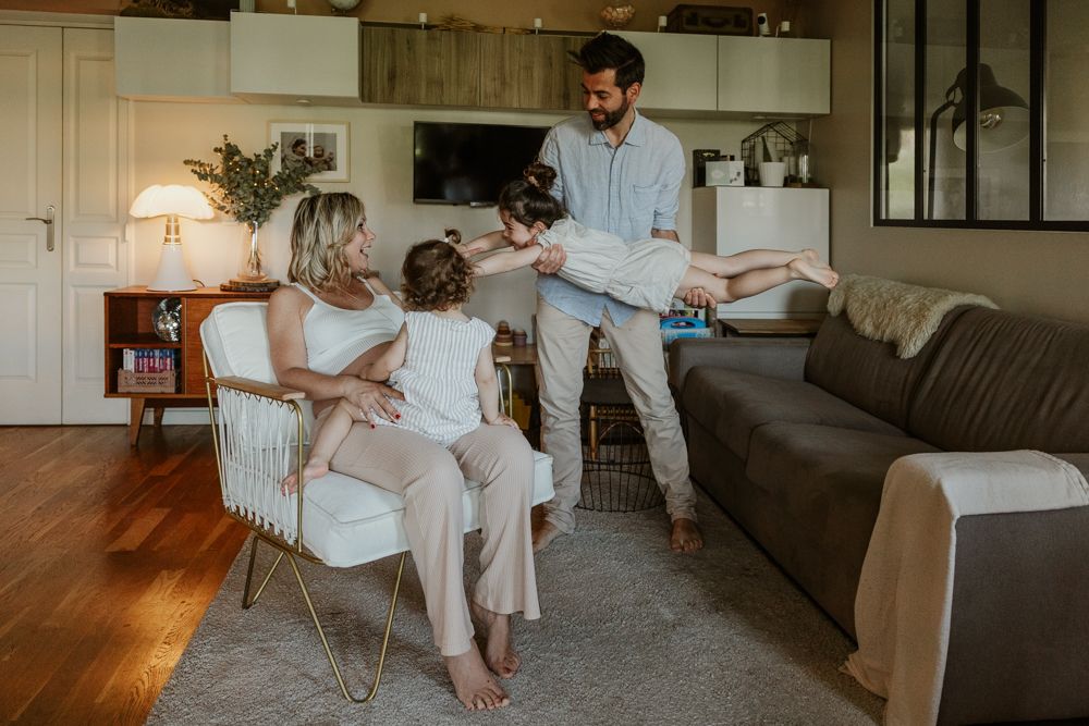 portrait de famille pas posé, vivant et authentique pendant une séance photo grossesse en famille à domicile à Lille