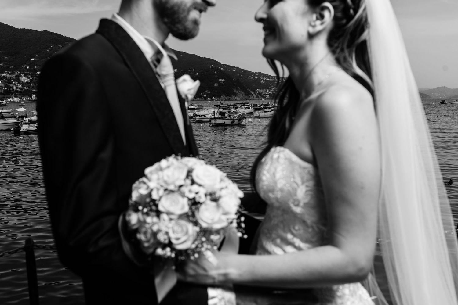 sara e alessandro sposi a san michele di pagana col mare sullo sfondo