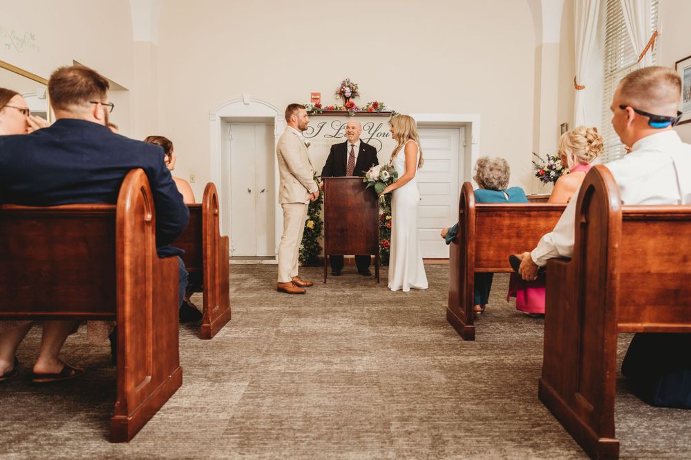 Courthouse wedding photo in Downtown Annapolis. Annapolis Courthouse photography. Elopement photography