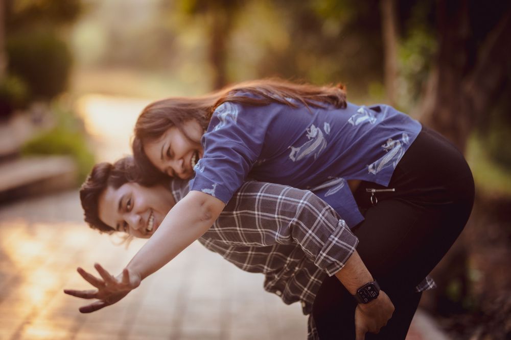 A couple goofing around at their couple shoot. Photographed at their farmhouse in Pune