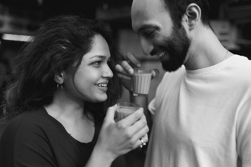 Couple having chai at an informal couple shoot in Pune