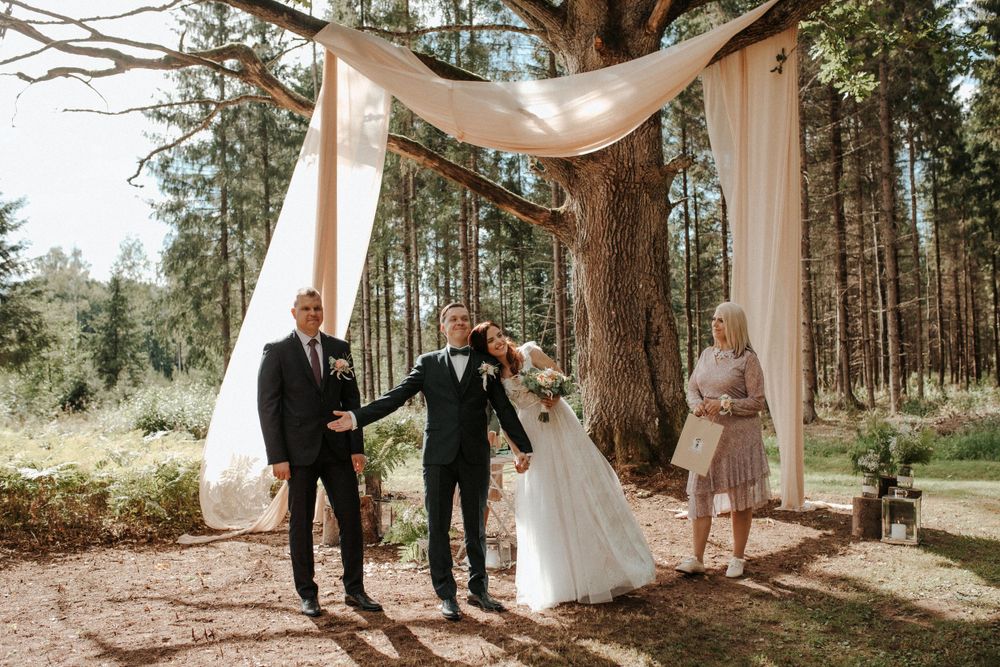 ceremonija mežā, ceremonijas arka, kāzu arka, auduma arka, kāzu fotogrāfs, labākais kāzu fotogrāfs, mednieku kāzas, labākais kāzu fotogrāfs