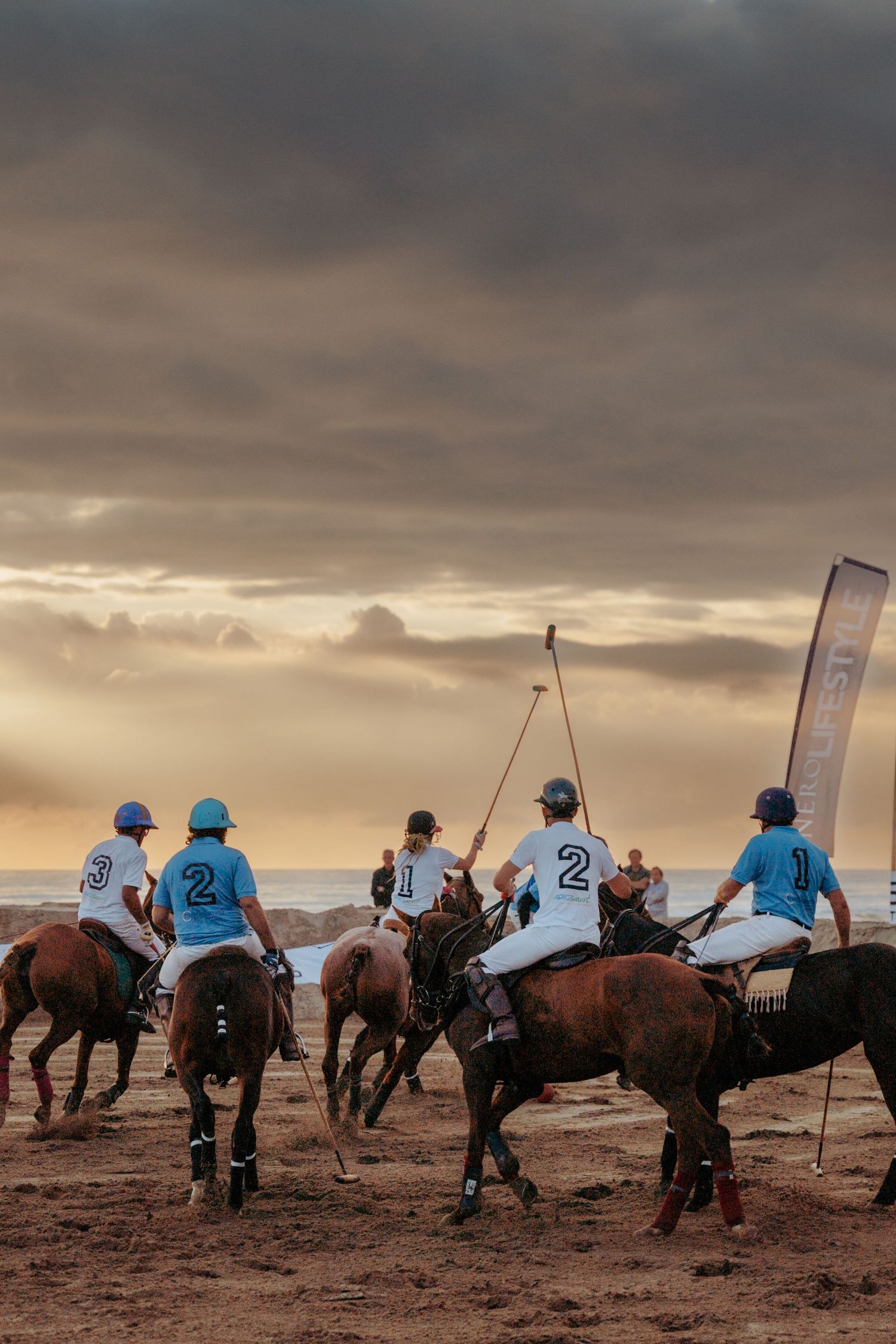 Partita di polo a Forte dei Marmi al lido Faruk in Toscana sul mare con i cavalli