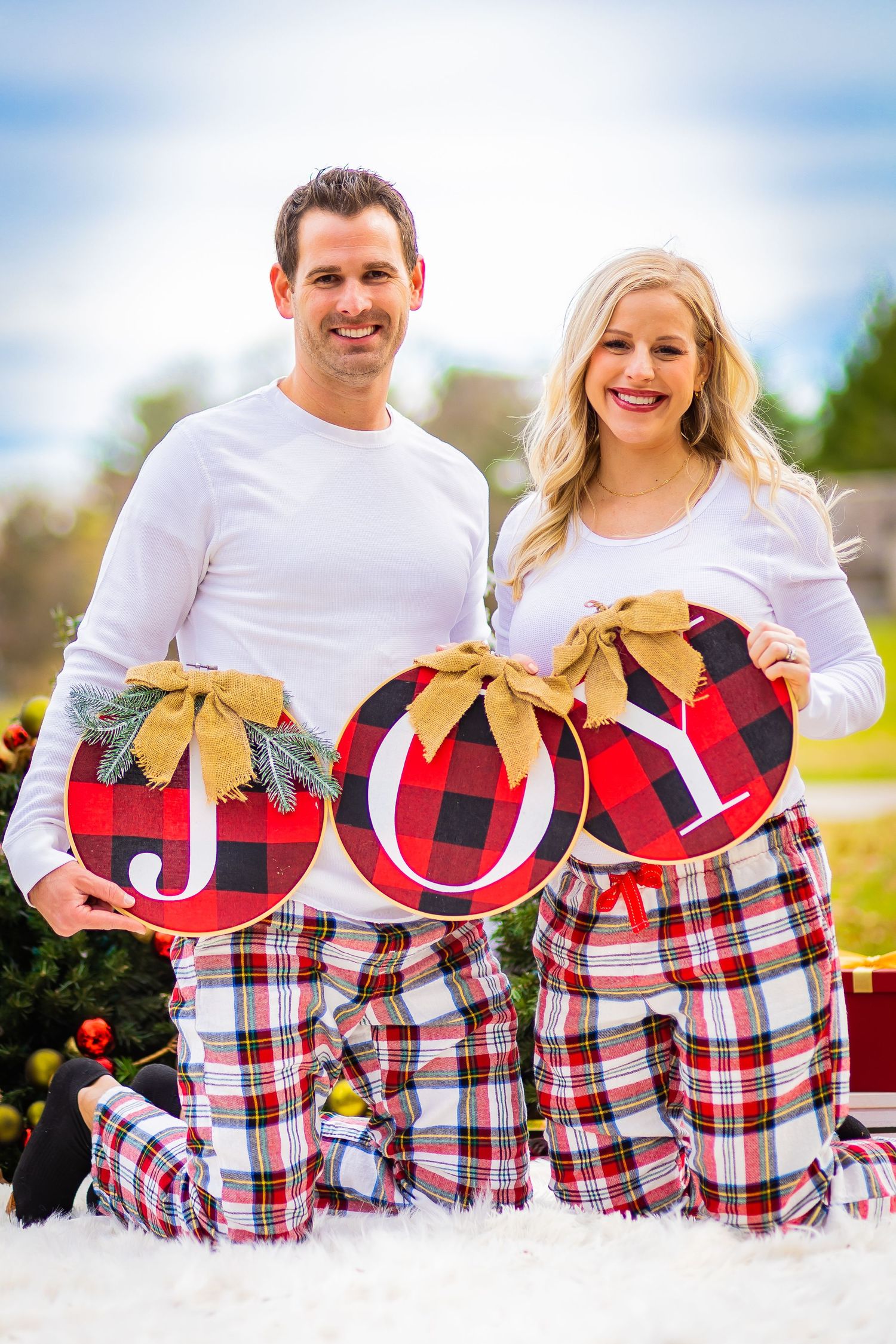 What a unique Christmas picture idea! Props are so useful during sessions
