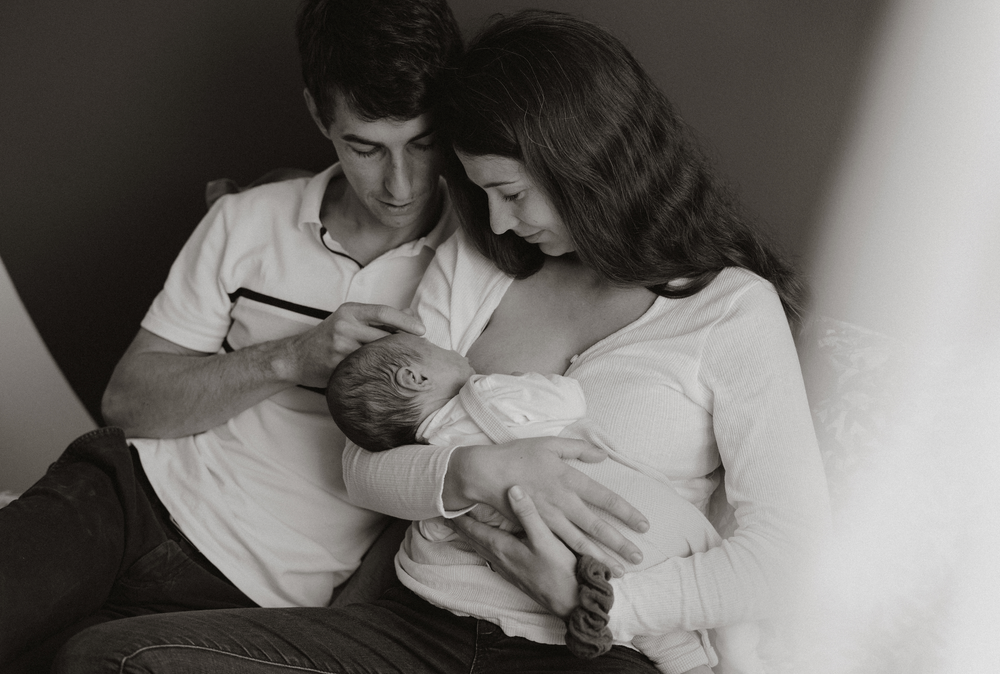 shooting photo d'allaitement une maman et son bébé à la maison vers Nîmes