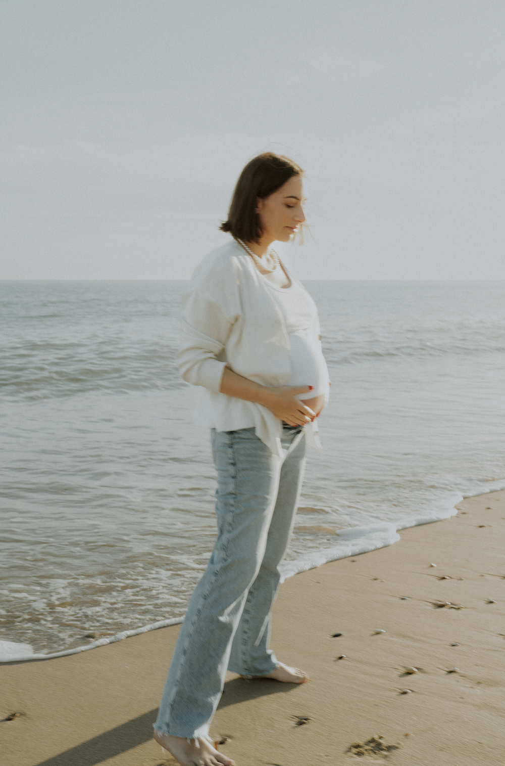 Des photos de grossesse en toute simplicité les pieds dans le sable proche de Palavas les flots