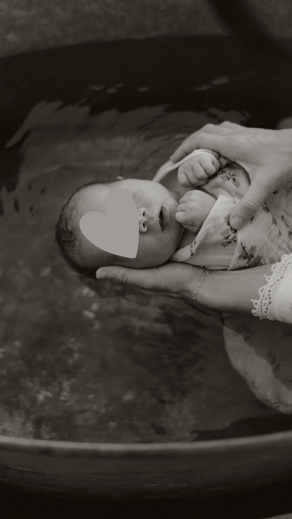 Un joli bain des merveilles pour un petit bébé