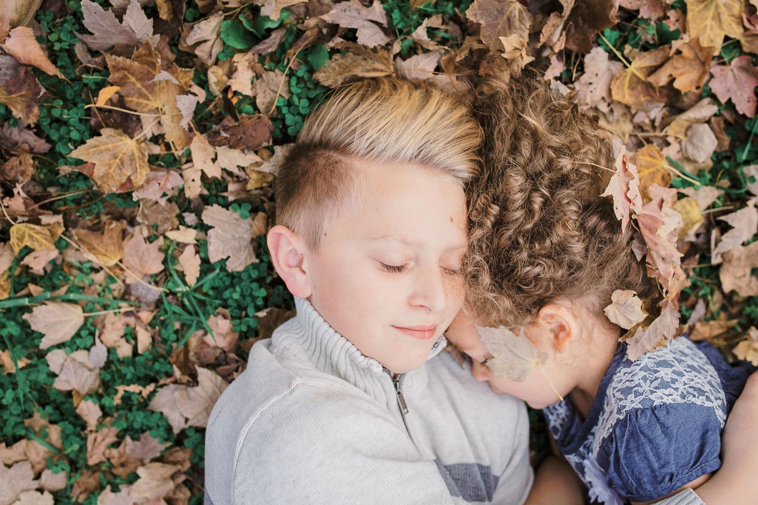 sibling photo in memorial park, omaha photographer, brother and sister photo, natural photo, emotional photo, siblings