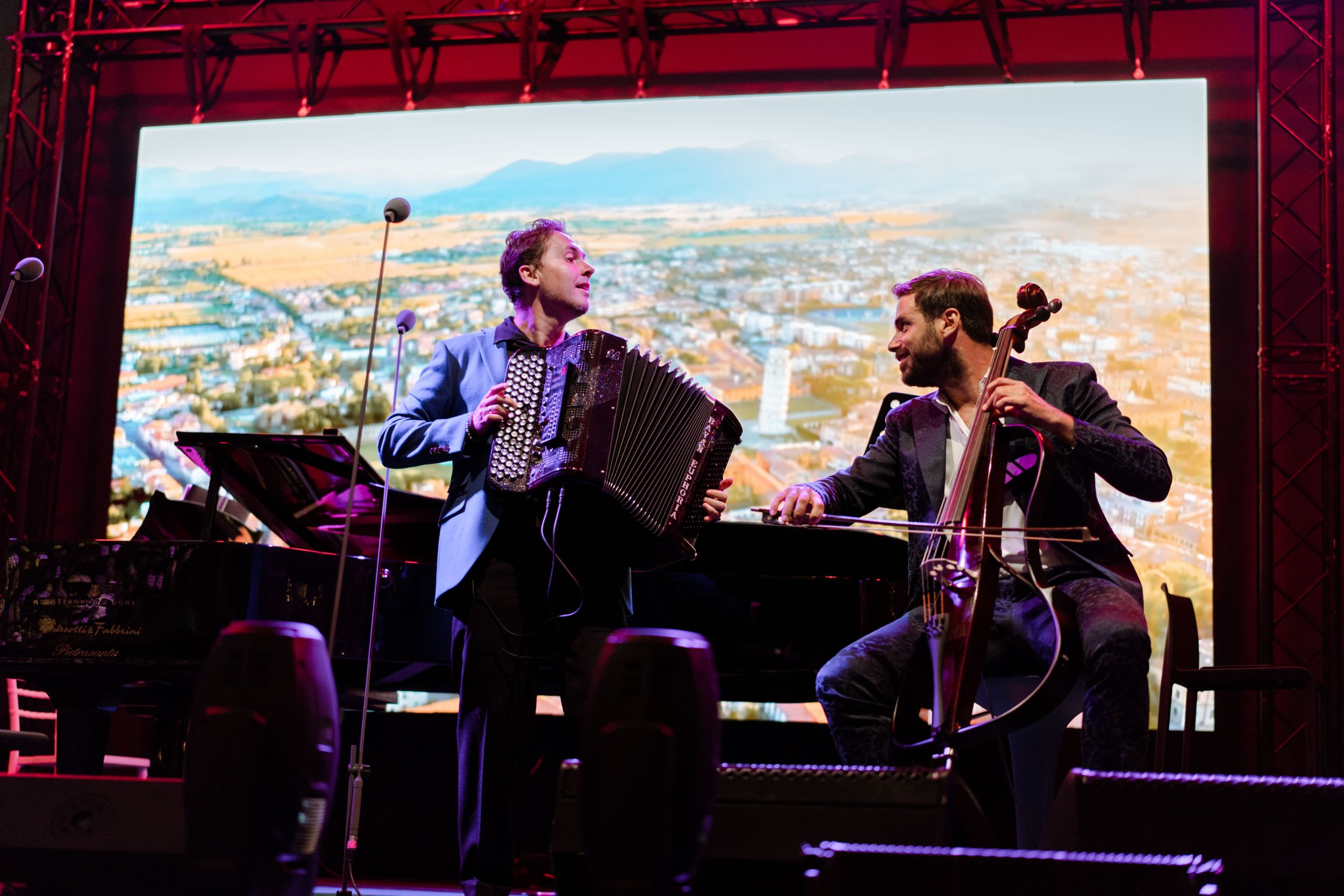 Due musicisti che suonano a Villa Bocelli a Forte dei Marmi in Italia Toscana