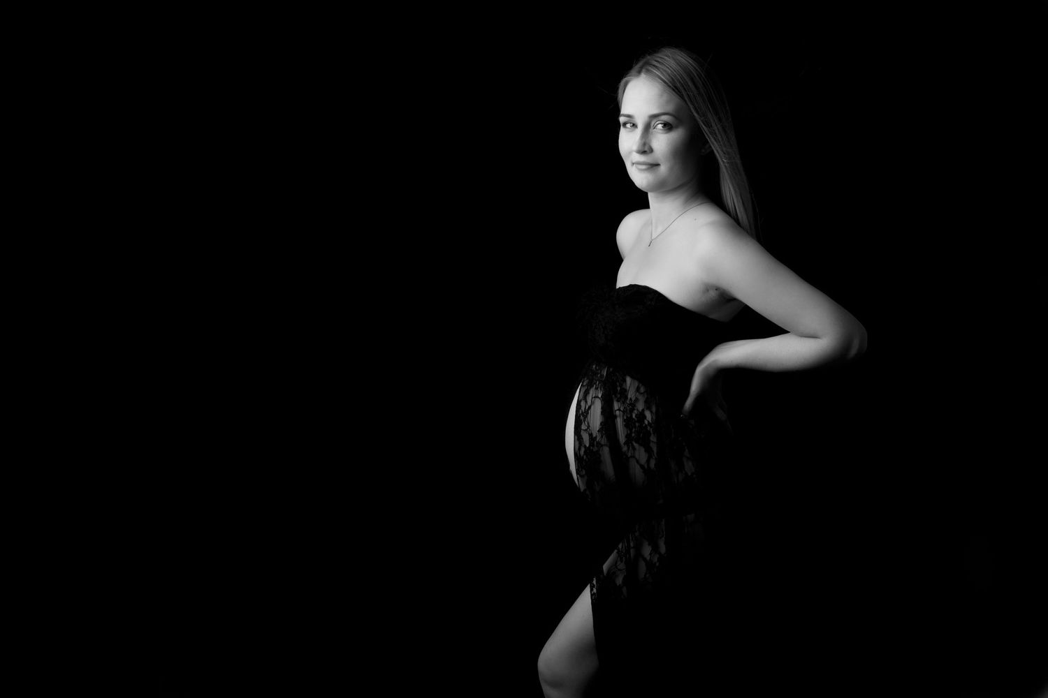 ritratto artistico in bianco e nero di futura mamma in studio a Sanremo
