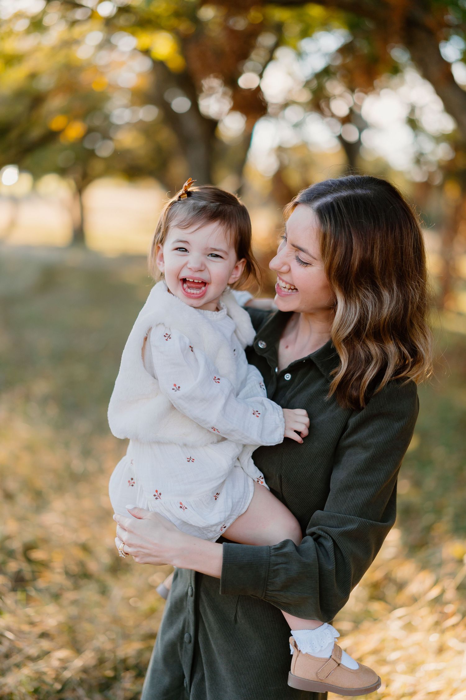 mom and daughter family photos outside at white rock lake
